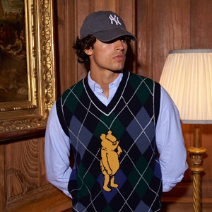 Gilet en tricot pour homme à motif losanges et intarsia ours de dessin animé, col en V, style preppy, vert marine - Product Image 1