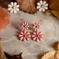 Boucles d'oreilles clous en acier inoxydable hypoallergéniques pour enfants, motif fleur de pêcher et marguerite, mignonnes et délicates, pour le quotidien, idéales comme cadeau