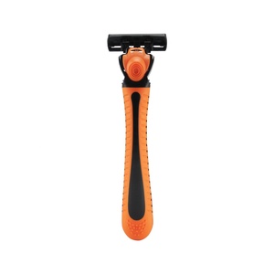 EdgeMax BIC3 Rasoir jetable confortable pour hommes, 1 poignée en caoutchouc et 12 recharges avec système à triple lame pour le visage et le corps - Product Image 4