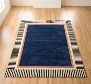 Tapis rectangulaire moderne à rayures bleu marine avec bordure beige, dos antidérapant en latex pour salon - Product Image 1
