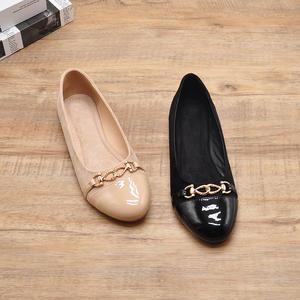 Escarpins en daim toucher velours d'été pour femmes talon bas sans lacet avec détail d'orteil en chaîne en métal noir/Beige tenue de bureau - Product Image 1