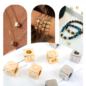 Abalorios con letras iniciales en forma de cubo de aleación de oro, plata y zinc, utilizados para la fabricación de pulseras y brazaletes hechos a mano para mujeres. - Product Image 1