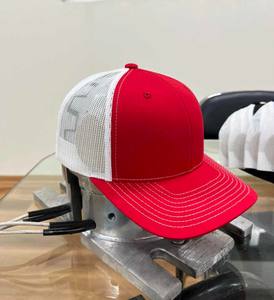 Gorra Trucker Personalizada de 6 Paneles con Parche de Cuero de Alta Calidad, Gorra de Malla con Cierre a Presión, Etiqueta Tejida Personalizada, Gorra de Malla Moderna - Product Image 4