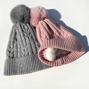 Vente en gros de chapeaux d'hiver personnalisés pour femmes avec doublure en fourrure sherpa chaude, <span class=keywords><strong>pompon</strong></span> en fausse fourrure, <span class=keywords><strong>bonnet</strong></span> tricoté - Product Image 4