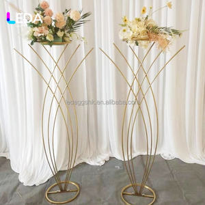 Centro de Mesa LEDA de Alta Calidad con Base y Florero de Metal Dorado para Bodas y Fiestas - Product Image 6