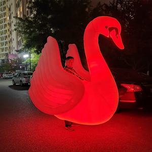 Costume gonflable de cygne pour défilé de Noël en Espagne avec lumières LED RGB et couleurs personnalisables - Product Image 2