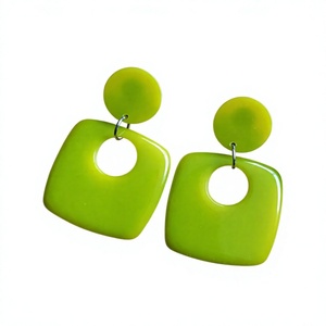 Boucles d'oreilles créoles tendance en résine rouge, faites à la main, fantaisie, bijoux pour femmes, boucles d'oreilles statement en acrylique lucite pour les soirées - Product Image 5