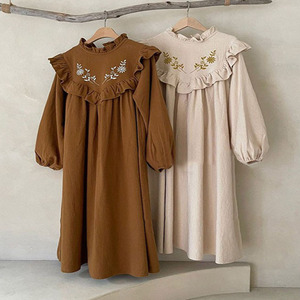 Vestido de princesa estilo occidental con volantes y bordados de encaje, inspirado en la moda coreana de otoño, para madres e hijas, ideal para nuevas madres. - Product Image 4