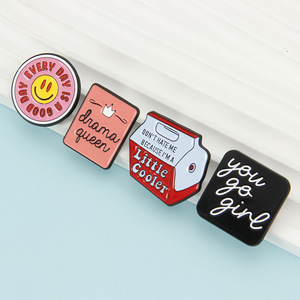 Il potere della ragazza è una femminista creativa gentile per la stampa fustellante con spilla in nichel nero progettata da materiale metallico mamma - Product Image 4