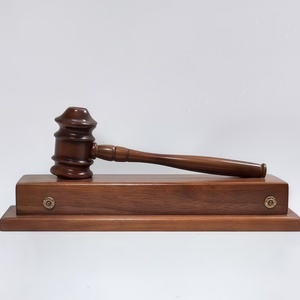Marteau de <span class=keywords><strong>juge</strong></span> en bois poli vintage avec support, poignée ergonomique, taille et couleur personnalisables - Product Image 1