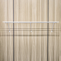 Armoire métallique autoportante réglable à cinq niveaux pour le rangement de vêtements dans une chambre moderne