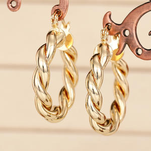 Orecchini a Cerchio Dorati E4434, Design Classico Intrecciato, Gioielli in Oro Unisex per Uso Quotidiano - Product Image 4