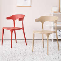 Chaises de salle à manger en vente directe d'usine, style nordique, empilables, chaise Horn, table et chaises en plastique pour salle à manger
