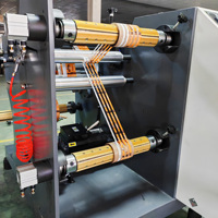 Machine de rembobinage de refente de rouleau d'étiquettes imprimées adhésives personnalisées de haute précision avec servomoteur à écran tactile