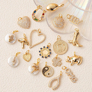 Breloques en perles baroques à motif symbolique |   Pendentifs en laiton plaqué or 18 carats avec accents en oxyde de zirconium (CZ) : Œil protecteur, Hamsa, Arbre de vie et Pierre de naissance - Product Image 4