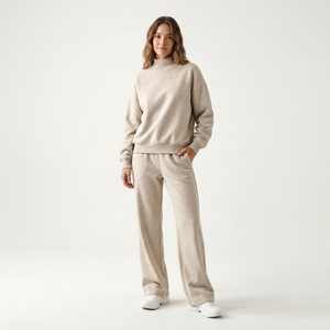 Ensemble de détente corail pour femme : Sweat-shirt à col montant et pantalon de survêtement large assorti, coupe décontractée – Fournisseur de vêtements en gros OEM - Product Image 1