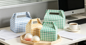 Handle pastry <b>boxes</b> made of thickened <b>white</b> cardboard with color printing die cutting and folding forming sturdy box with handle - Product Image 4
