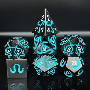 Set di Dadi Poliedrici Quadrati Personalizzati Fatti a Mano <span class=keywords><strong>in</strong></span> Metallo e PU che si Illuminano al Buio, Varie Dimensioni/Forme, Disponibilità Immediata - Product Image 4