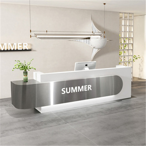 Comptoir de réception incurvé sur mesure Kisen pour salon de beauté, en acier inoxydable avec éclairage LED, pour institut de beauté, personnalisation du logo possible. - Product Image 6