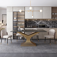 Ensemble de table à manger carrée en pierre frittée avec base en métal doré et plateau en dalle de roche, chaises confortables pour appartement, hôtel, villa