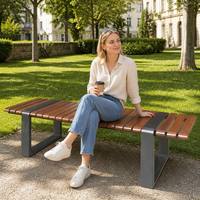 Banc moderne d'extérieur en métal avec lattes en bois pour hôpitaux et écoles – Sièges publics durables