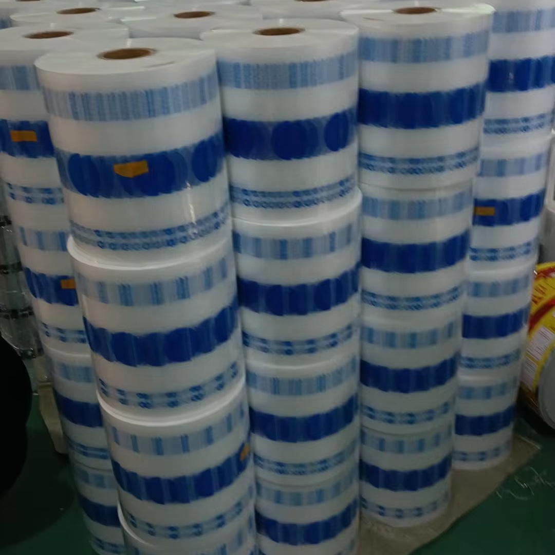 Индивидуальная печать логотипа 330 мл 500 мл LDPE пластиковая упаковочная пленка в рулоне одноразовая LDPE чистая вода Саше пластиковая пленка жидкий пакет