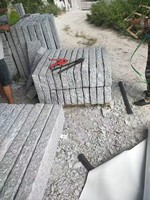 Piliers en granit moderne gris-blanc G603 SGZ, pavés, pierres de pavage, palissades extérieures, clôtures, bordures de trottoir martelées et flamboyantes
