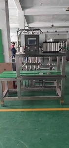 מכונה חצי-אוטומטית פנאומטית מבוקרת PLC בעלת דיוק גבוה וחסכונית באנרגיה לשטיפה וסגירה של בקבוקי זכוכית למשקאות, בירה, מים ושמן - Product Image 2