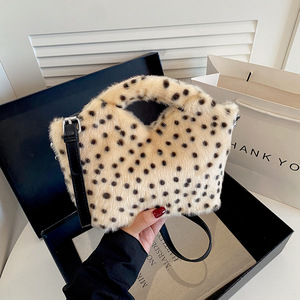 Nuova Borsa a Tracolla Morbida a Pois 2026, Borsa in Finta Pelliccia per Donna, Borsetta Trendy Invernale alla <span class=keywords><strong>Moda</strong></span> - Product Image 2