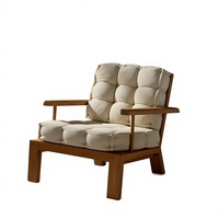 Chaise d'extérieur confortable et durable toutes saisons pour jardin et terrasse, avec cadre large, pieds en teck, dossier à lattes et coussin capitonné couleur sable