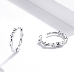 Orecchini a Cerchio in Bambù Liscio Unisex, Gioielli Minimalisti alla Moda, Accessorio per Uso Quotidiano - Product Image 4