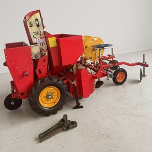 Semoir manuel à 3 points pour pommes de terre, boîte de vitesses haute productivité 3-4 Mu/h, moteur renforcé – Fabriqué en Chine - Product Image 3