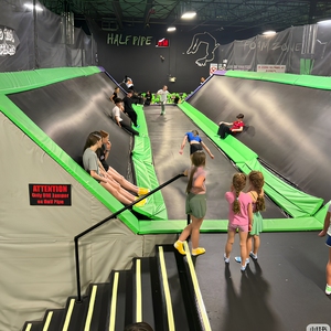 Grande Parco Giochi al Coperto con Trampolini, Centro Sportivo Commerciale per Famiglie con Parco Avventura in Plastica per Bambini e Adulti - Product Image 1