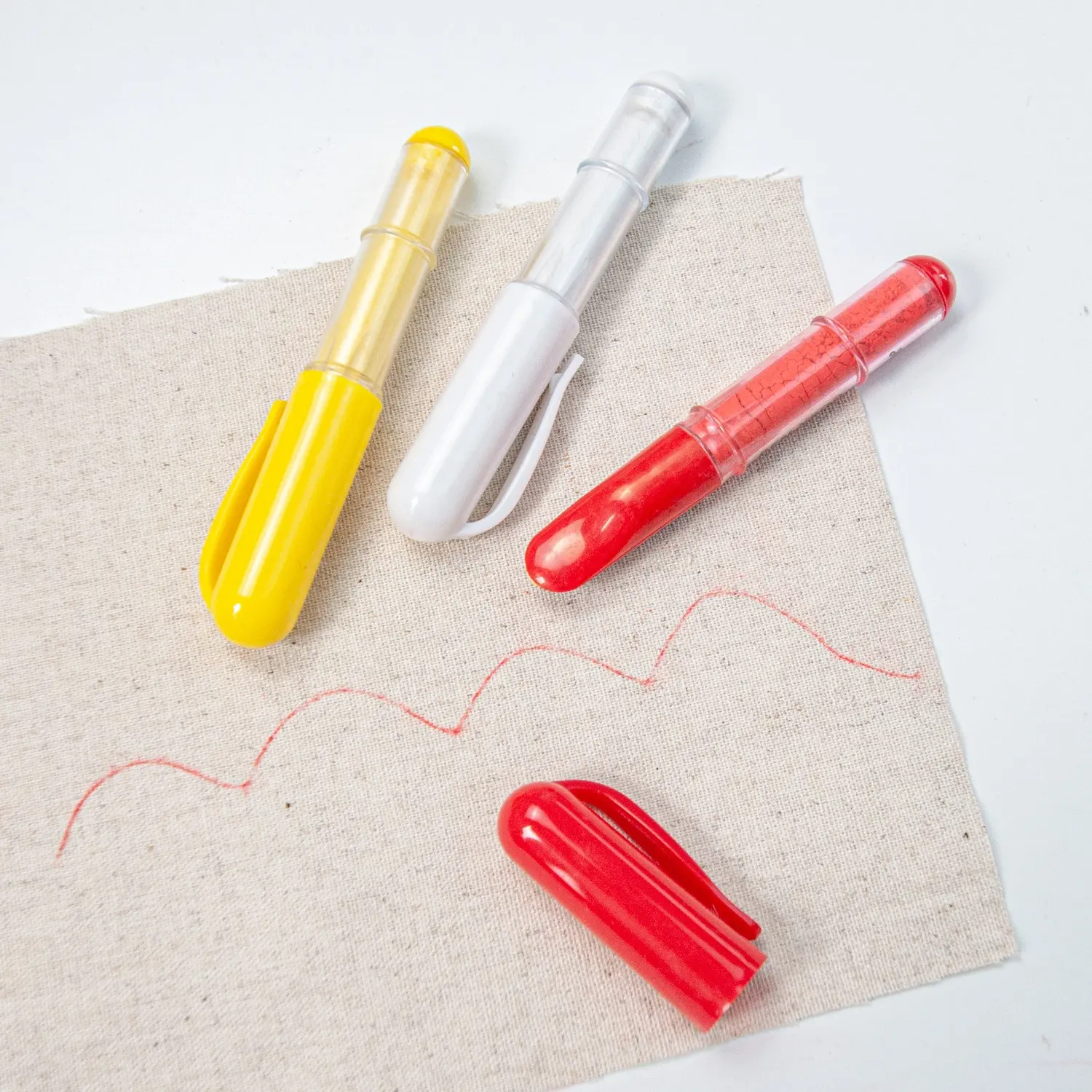 ปากกาชอล์กเขียนผ้าสำหรับเย็บผ้าควิลท์สร้างเส้นที่สามารถลบออกได้อย่างสม่ำเสมอด้วยวงล้อ