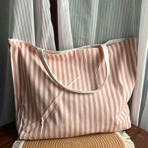 กระเป๋าผ้าแคนวาสขนาดใหญ่ลายทางสำหรับขายส่ง พร้อมโลโก้พิมพ์ตามสั่ง - Product Image 3