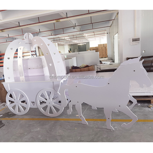 Carrozza di Zucca Bianca Liscia in PVC con Cavallo per Decorazioni Matrimoniali Stile Cenerentola - Product Image 1