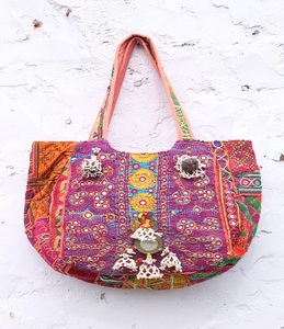 กระเป๋าคลัทช์สะพายไหล่สไตล์วินเทจคุณภาพสูง ลายปักดอกไม้แบบอินเดีย งานฝีมือชาวบันจารา  ขนาดใหญ่ ใส่ของได้เยอะ มีซิป - Product Image 1