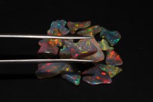 Opale éthiopienne de qualité AAA+ Naturelle Noire 3-7 MM Pierre brute minérale pour la fabrication de bijoux Pierres précieuses en vrac - Product Image 2