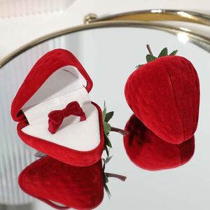 Linda Caja de Terciopelo Roja con Diseño de Fresa para Guardar Joyas, Anillos, Aretes, Regalos de Compromiso, Boda y Propuesta - Product Image 1