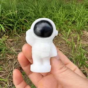 Venta al por mayor de artesanías de cristal tallas de cristal astronauta para decoración de escritorio - Product Image 3