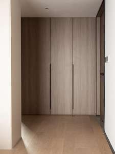 Armoire moderne sur mesure pleine grandeur avec coins arrondis, portes en bois massif, caractéristiques réglables, finition noyer pour mobilier de chambre - Product Image 2