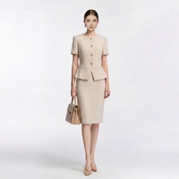 Setelan Jas Wanita Beige Kerah Bulat Lengan Pendek Kancing Emas Rok Pensil Dua Potong Musim Panas Kantor Hotel Resepsi Custom