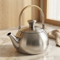 Tetera de Acero Inoxidable con Diseño Zen Asiático y Asa de Ratán, Compatible con Gas e Inducción para Hervir Agua