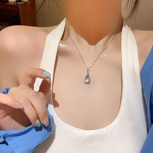 Collier Pendentif Goutte d'Eau Bleue en Zircon pour Femme, Simplicité et Luxe Léger, Chaîne de Clavicule Haut de Gamme Électroplaquée, Tendance X2213 Si - Product Image 4