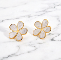 Anting-anting bunga stainless steel anti air, anting-anting daisy sederhana, perhiasan minimalis untuk pemakaian sehari-hari