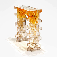 Table console sculpturale en blocs d'acrylique transparents multicolores à dégradé artistique, table d'appoint en cubes empilés pour la décoration d'entrée