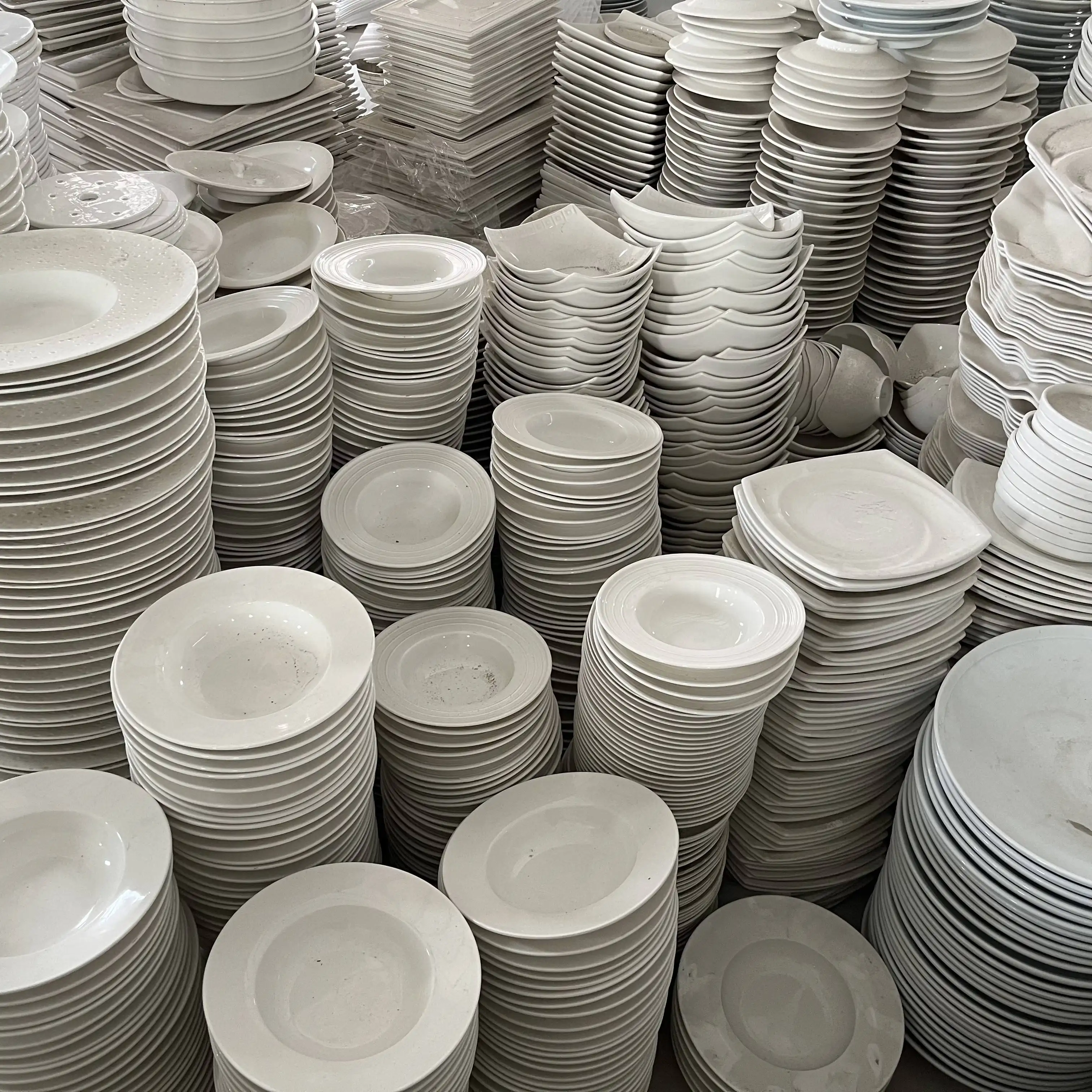 2024 Chaozhou céramique gros porcelaine blanche stock pas cher plats et assiettes en céramique bols et vaisselle en mélangeant le carton d'emballage