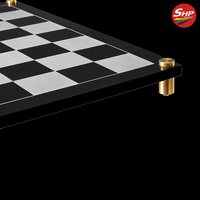 Jeu d'échecs en acrylique transparent SHP avec des pièces d'échecs cylindriques abstraites en argent miroir et blanc mat pour la décoration intérieure