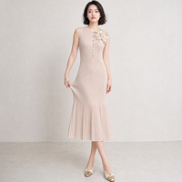 Robe plissée Miyake de luxe rose nude, élégante, sans manches, avec accent floral 3D et ourlet sirène, idéale pour les soirées mondaines