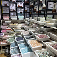 Vente en gros de copeaux de cristal de quartz naturel transparent, gravier de cristal de quartz et pierres concassées pour la décoration DIY de la maison et des fêtes